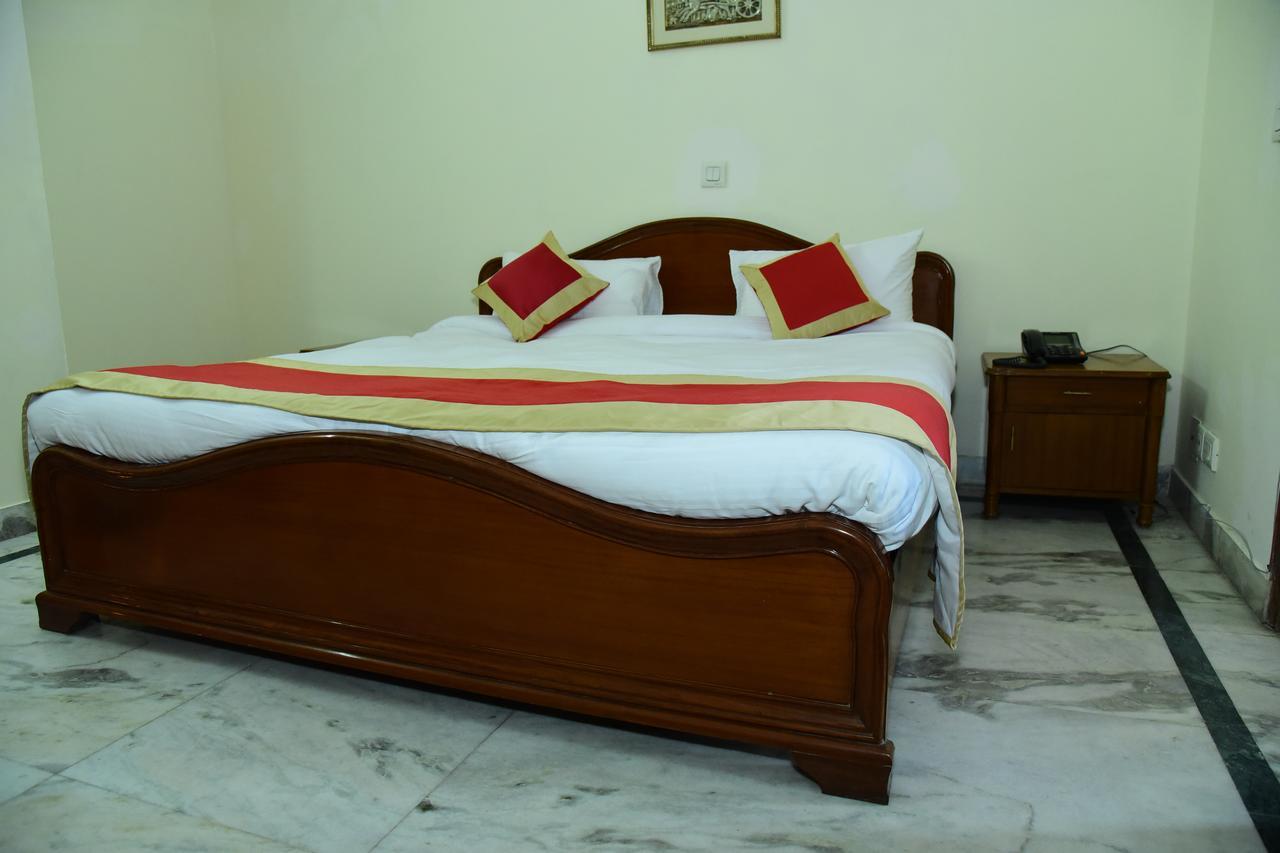 The Mayflower Hotel Gurgaon Exterior photo